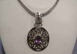 Medallon con amatista y cadena tejida