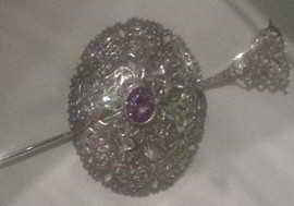 Pinche con amatista facetada